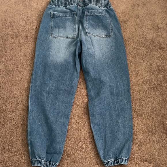 Celebrity pink jogger Jean New - Picture 2 of 5